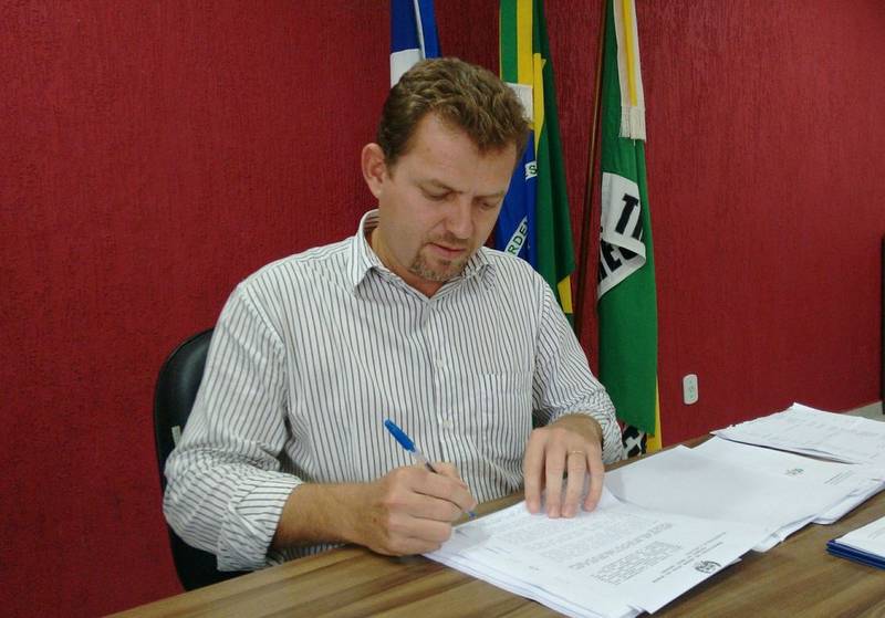 Prefeito Valter Kuhn assinando documento oficial