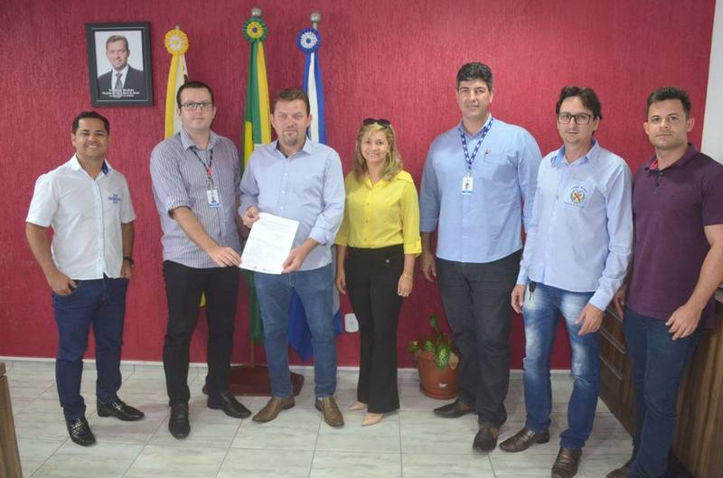 Prefeito Valter Kuhn e equipe em reunião com o SEBRAE