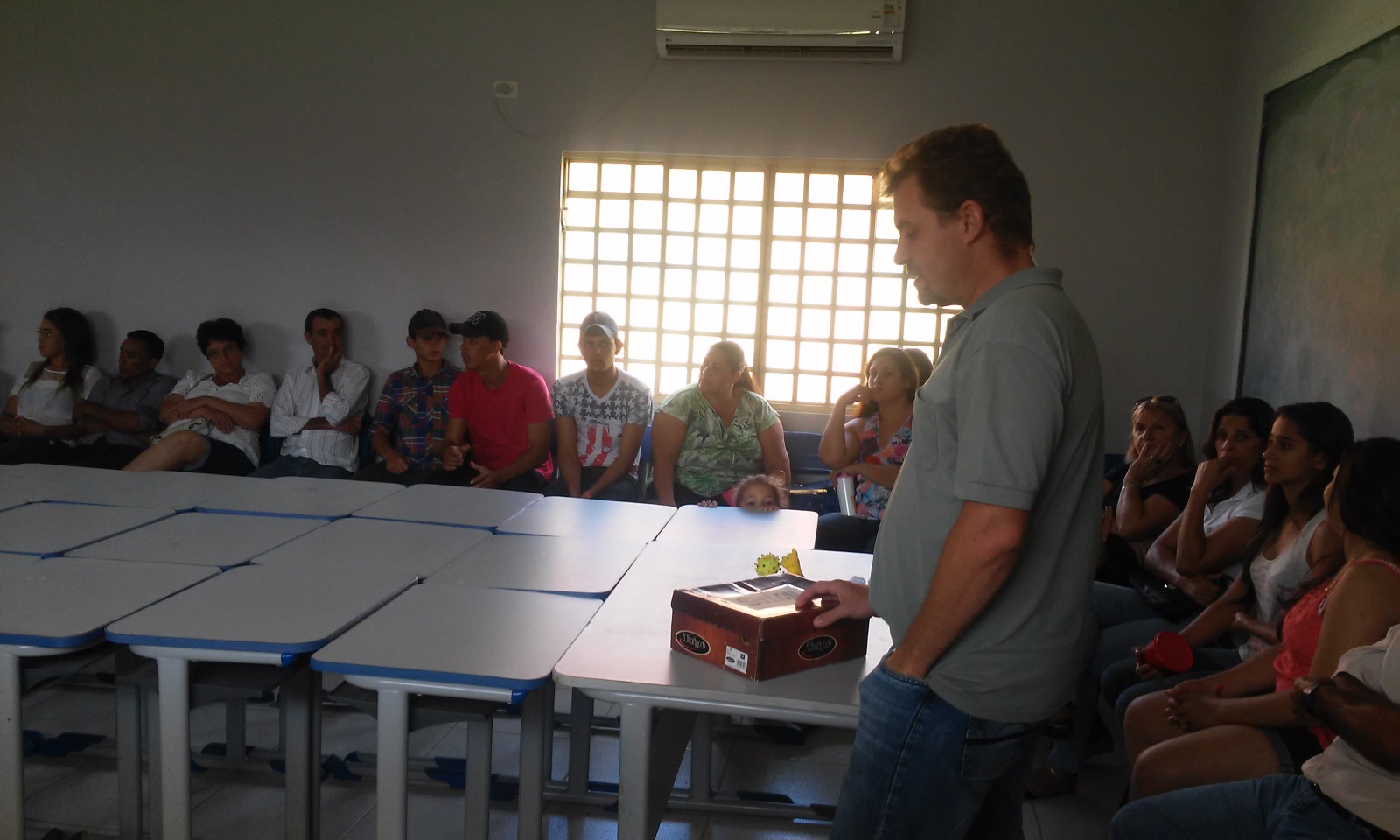 Reunião com pais e comunidade em uma das salas de aula