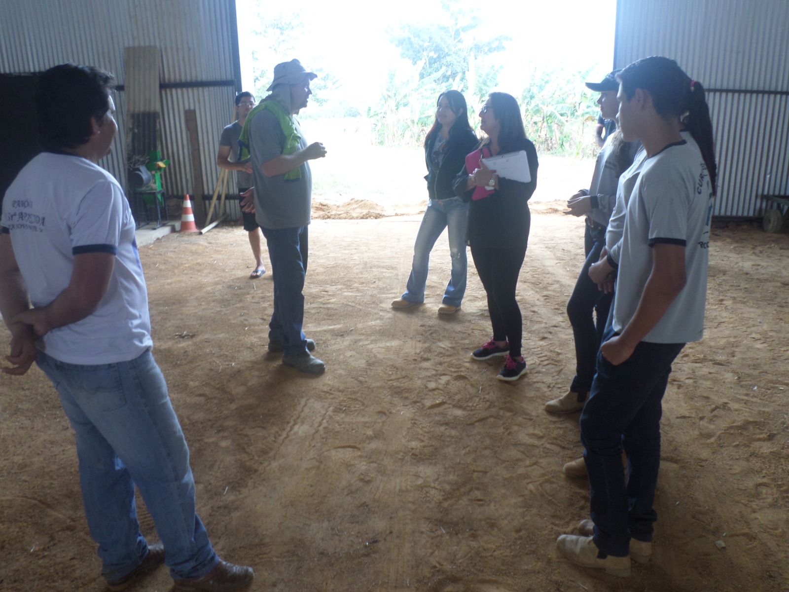 Comunidade em visita ao barracão da escola ainda em obra
