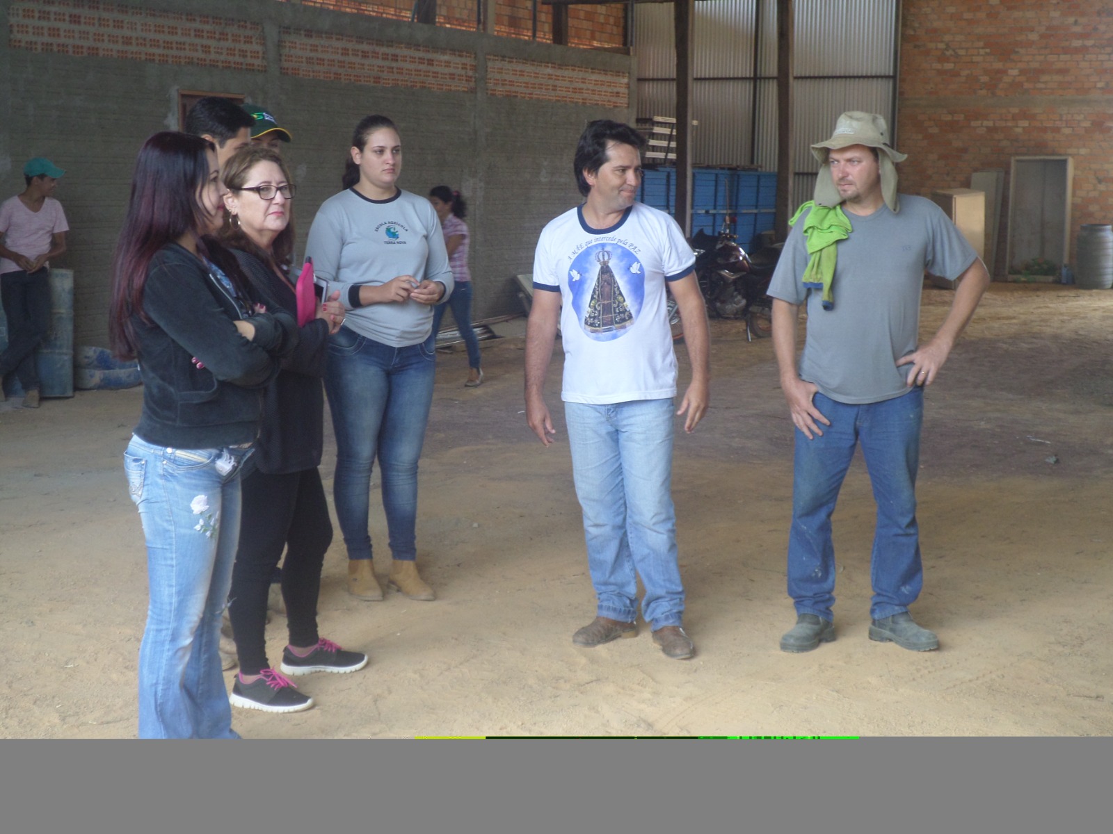 Comunidade em visita ao prédio da Escola Agrícola Terra Nova ainda em obra