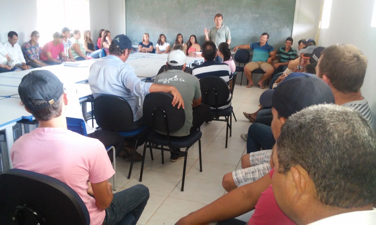 Reunião com pais e comunidade em sala de aula