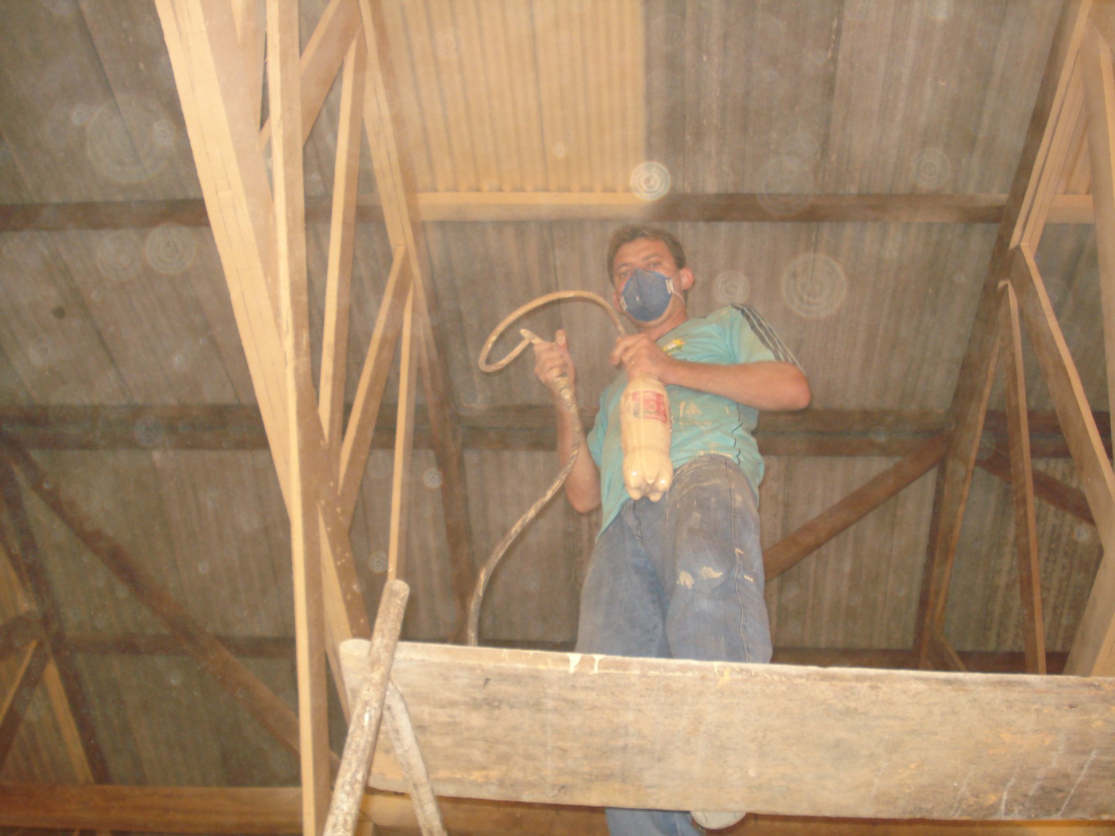 Trabalhador na estrutura do telhado do prédio