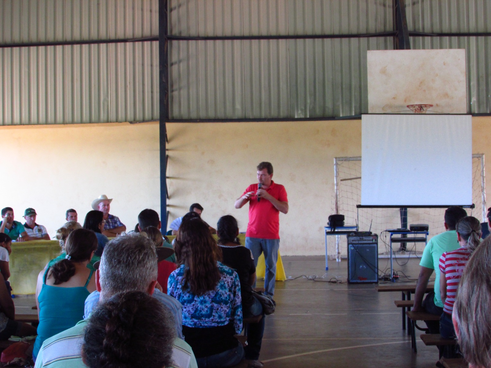 Apresentação para a comunidade no ginásio da escola