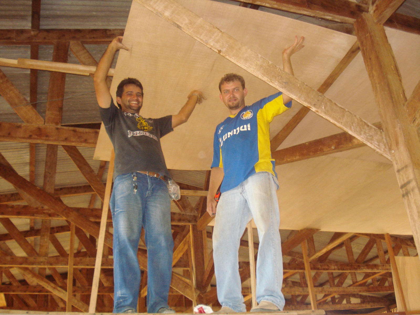 Comunidade trabalhando na estrutura do telhado da Escola Agrícola Terra Nova