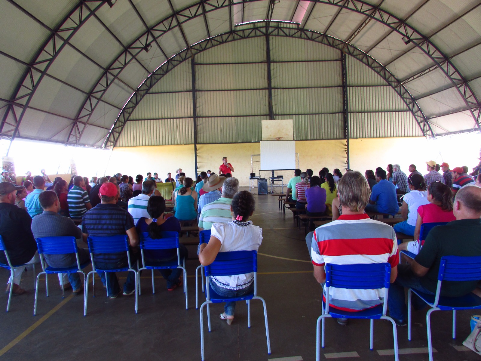 Comunidade reunida no ginásio da Escola Agrícola Terra Nova