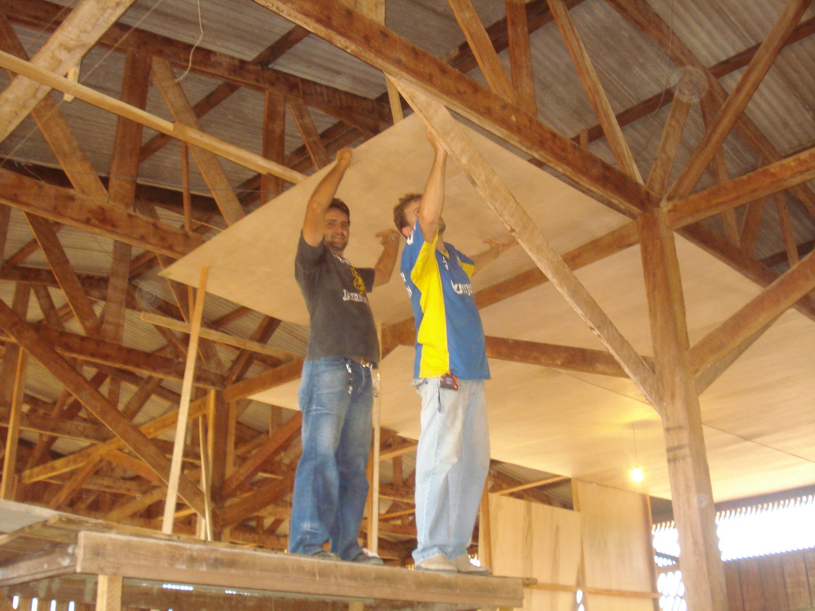 Comunidade trabalhando na estrutura do telhado