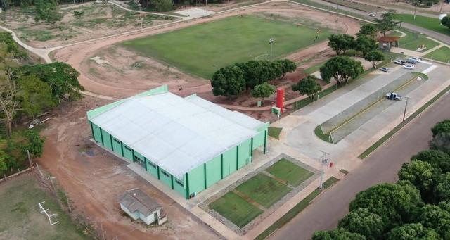 Vista aérea do ginásio e do campo de futebol do parque