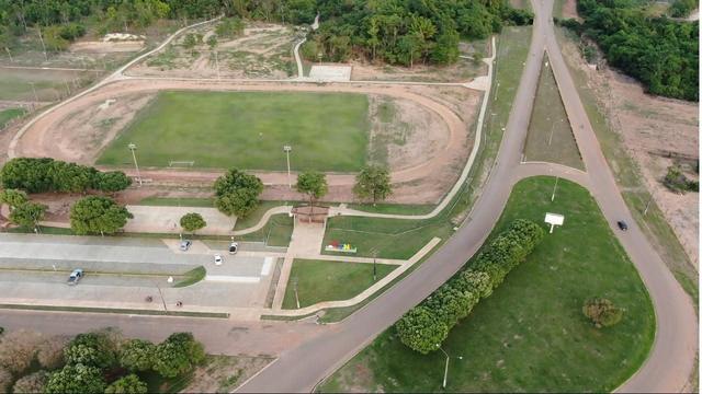 Vista aérea do campo, da pista e da praça de entrada do parque